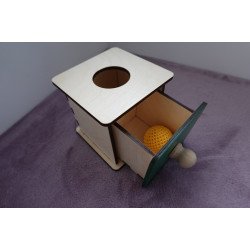 Коробочка з висувною скринькою і в'язаним м'ячиком