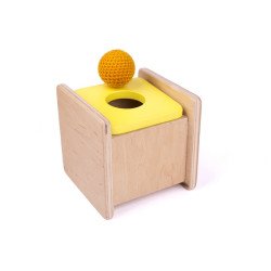 Коробочка с откидной крышкой и вязанным мячиком Коробочка с откидной крышкой и вязанным мячиком