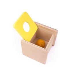 Коробочка с откидной крышкой и вязанным мячиком